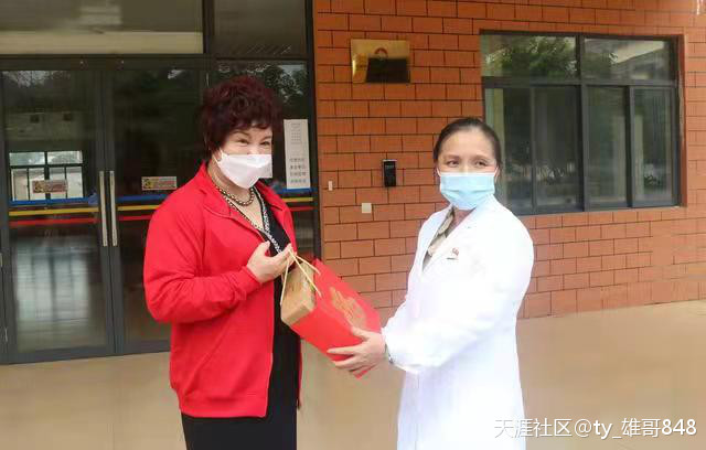 疍家棚酒楼董事长张秀玉率公司员工慰问北海市福利院孤寡老人