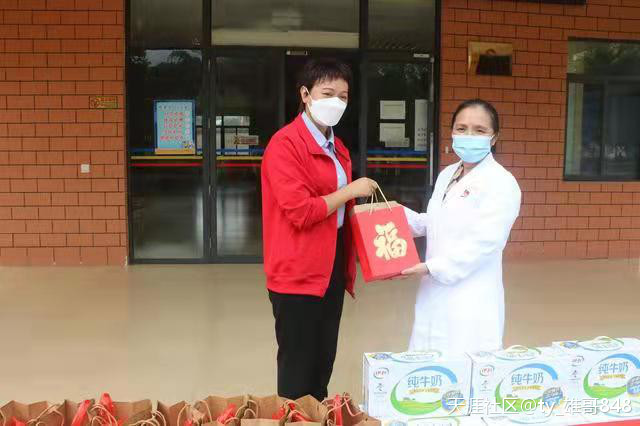 疍家棚酒楼董事长张秀玉率公司员工慰问北海市福利院孤寡老人