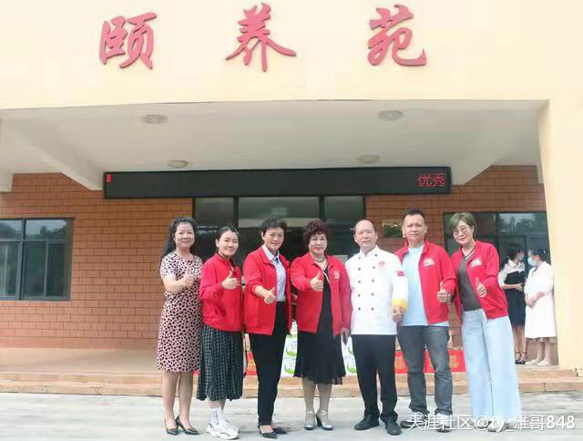疍家棚酒楼董事长张秀玉率公司员工慰问北海市福利院孤寡老人