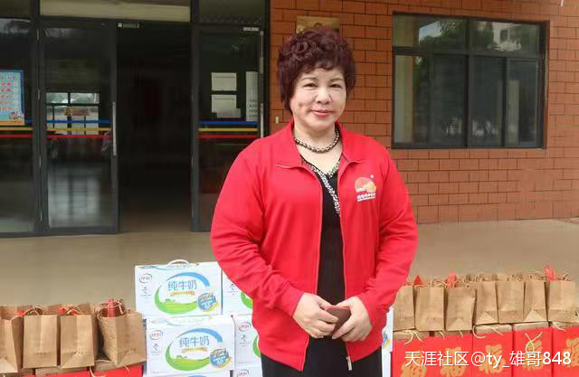 疍家棚酒楼董事长张秀玉率公司员工慰问北海市福利院孤寡老人