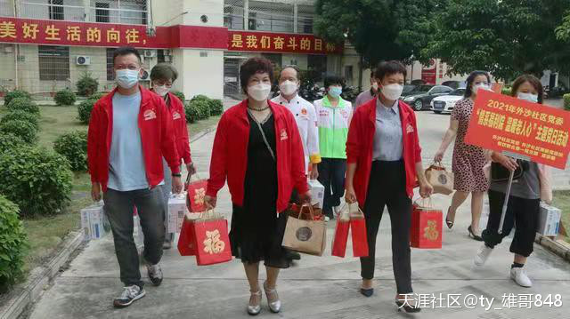 疍家棚酒楼董事长张秀玉率公司员工慰问北海市福利院孤寡老人