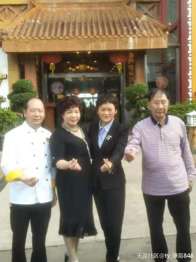 疍家棚酒楼董事长张秀玉率公司员工慰问北海市福利院孤寡老人