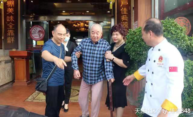 疍家棚酒楼董事长张秀玉率公司员工慰问北海市福利院孤寡老人