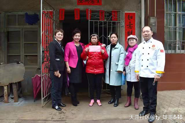 疍家棚酒楼董事长张秀玉率公司员工慰问北海市福利院孤寡老人