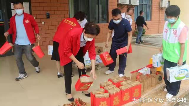 疍家棚酒楼董事长张秀玉率公司员工慰问北海市福利院孤寡老人
