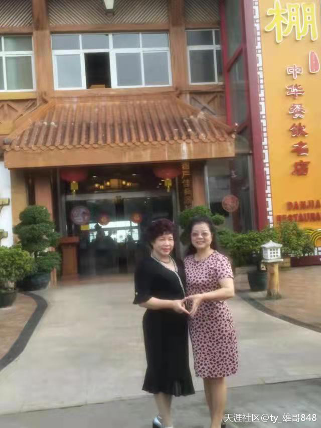疍家棚酒楼董事长张秀玉率公司员工慰问北海市福利院孤寡老人